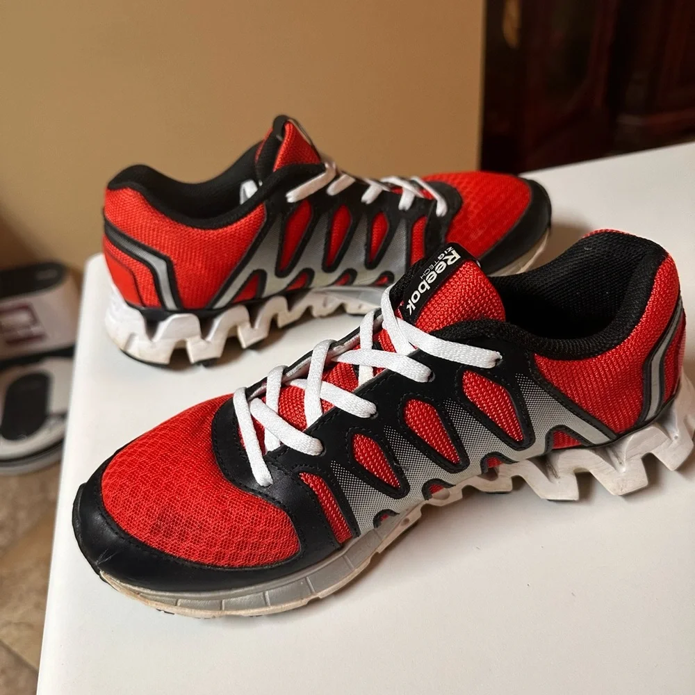 Reebok women’s shoes size 5‎